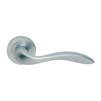 Giava Lever Door Handle on Round Rose